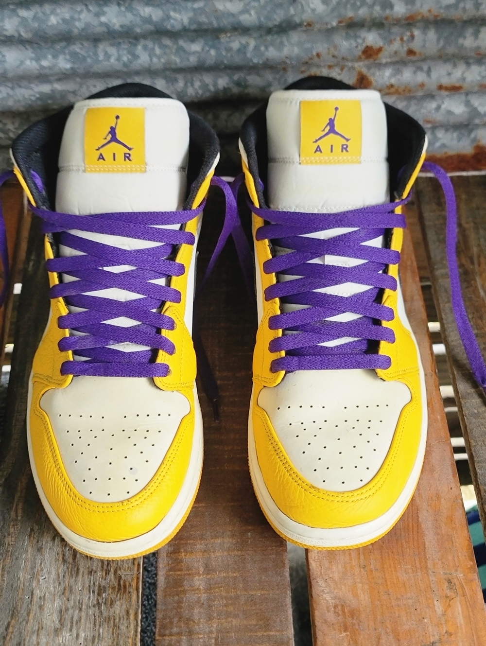 Nike Air Jordan 1 Mid SE Lakers "University Gold/Court Purple"Mens 9.5 - Picture 7 of 15